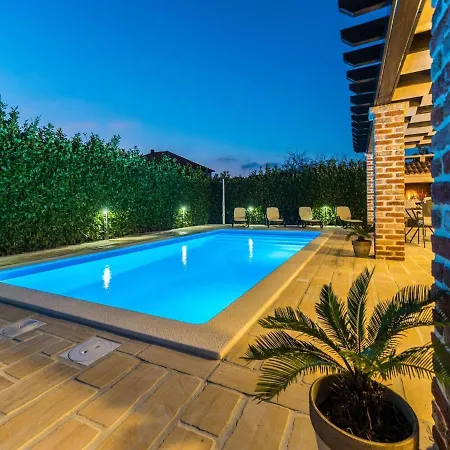 Pretty In With Fenced Garden Holiday home *