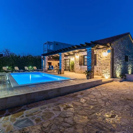 Pretty In With Fenced Garden Holiday home Sukosan
