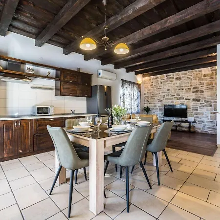 Pretty In With Fenced Garden Holiday home